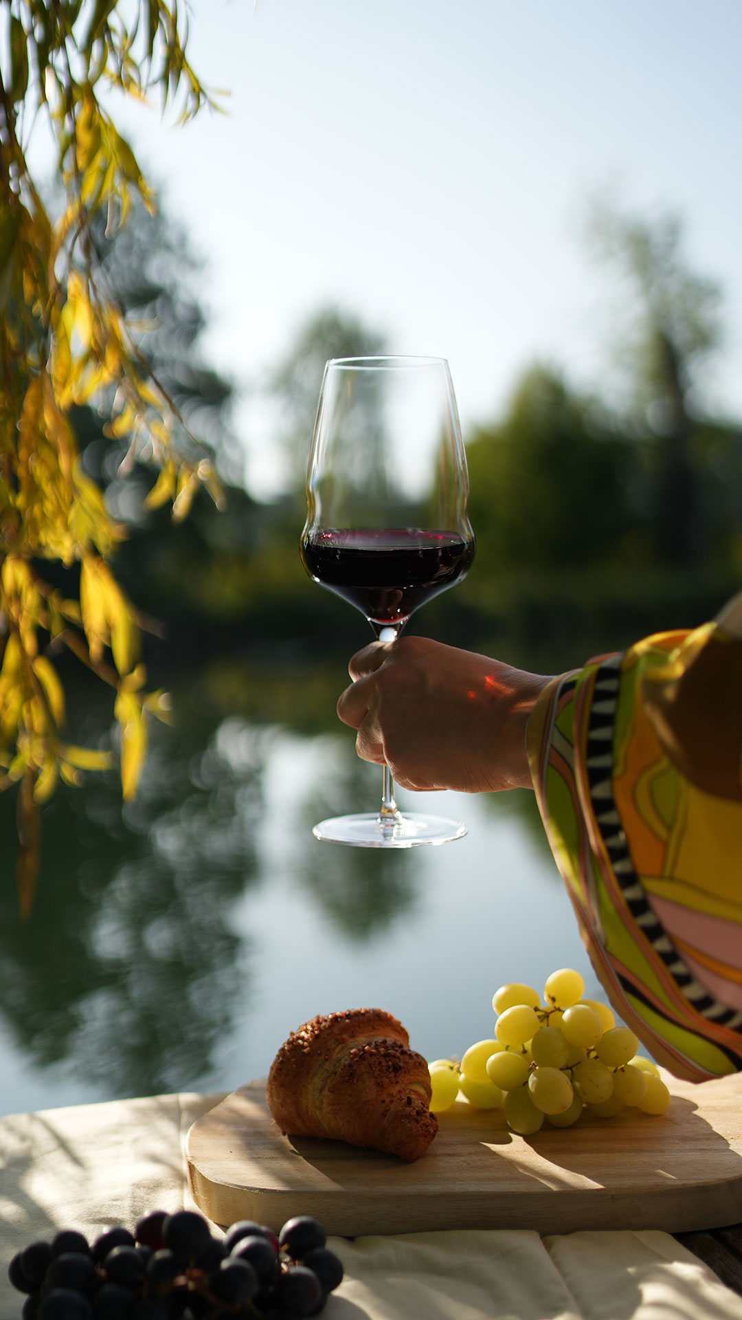 Cocoon wine glass in a summer setting
