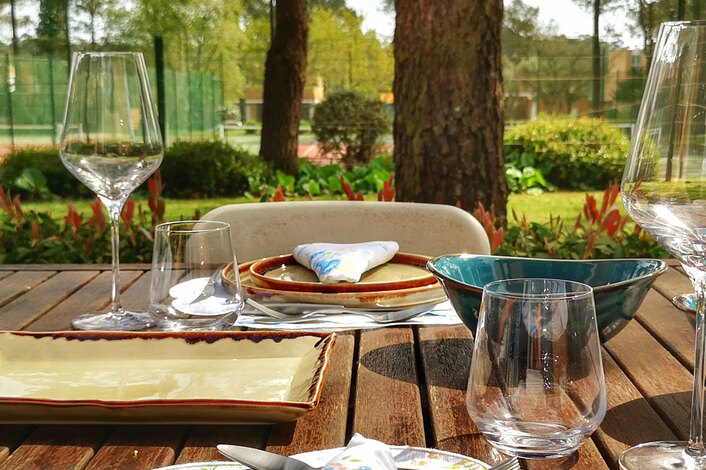 Harvest Fieldstone: contemporary outdoor dining set