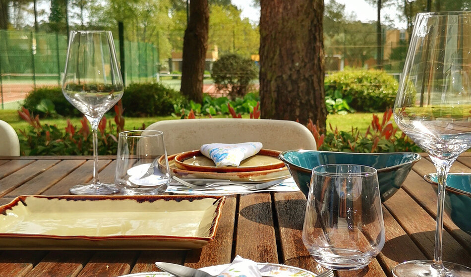 Harvest Fieldstone: contemporary outdoor dining set