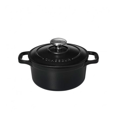 Round cast iron casserole