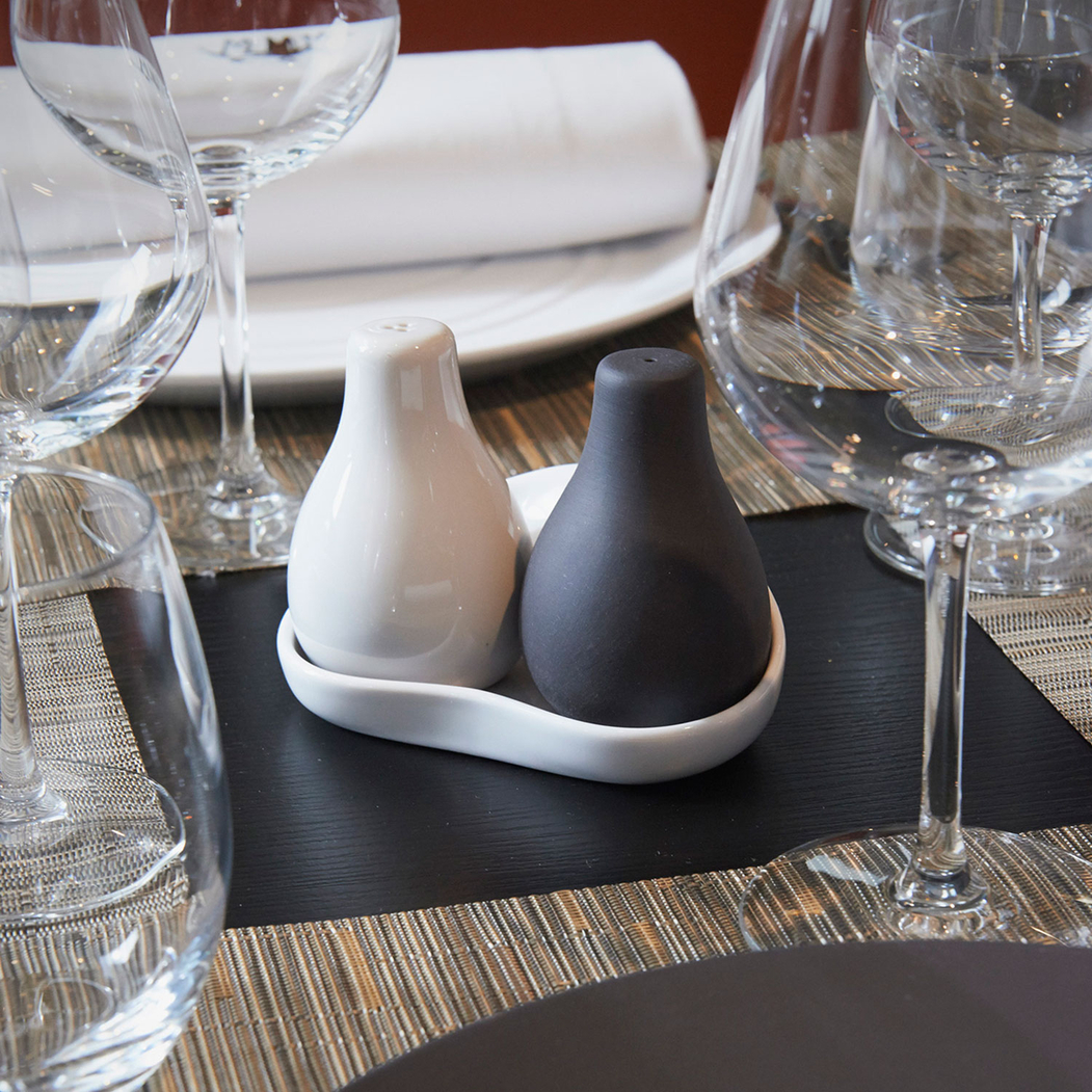 Salt/Pepper set on tray Likid - Revol - 3198246450103