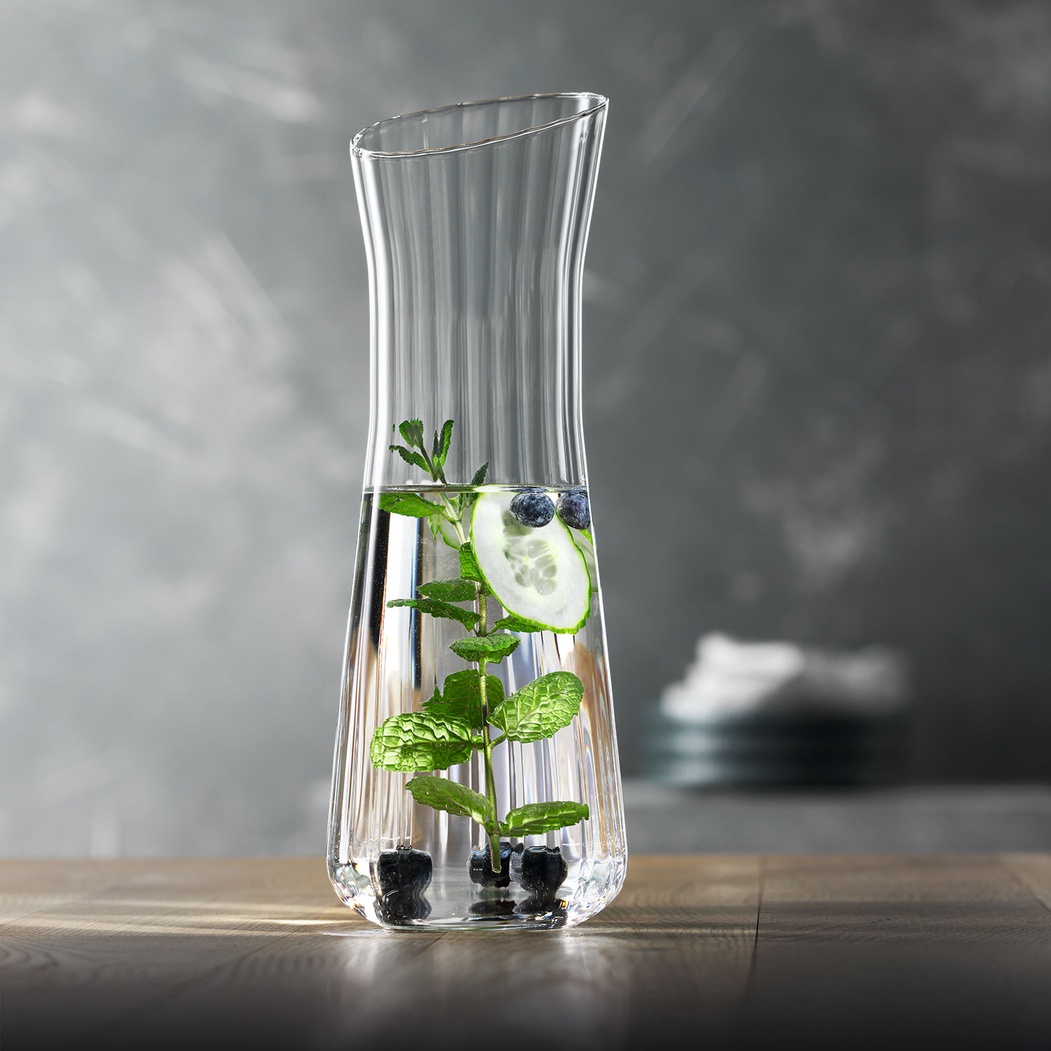 Jarro Lifestyle 1L em vidro cristalino, com design moderno em forma de diamante e decoração linear - Spiegelau - 4003322293262